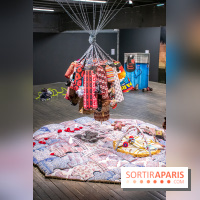 Exposition de vêtements-images de Chalisée Naamani au Palais de Tokyo