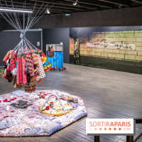 Exposition de vêtements-images de Chalisée Naamani au Palais de Tokyo