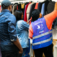 La braderie solidaire du Secours populaire de Paris - Boutique vestimentaire SPF 2025 47