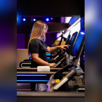 SEMPER Wellness : une salle de sport premium sur les Champs-Elysées - Clara tapis sourire