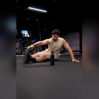 SEMPER Wellness : une salle de sport premium sur les Champs-Elysées - Hugo etirement