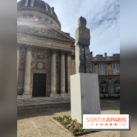 Art Basel Paris 2025 : un totem monumental installé sur le parvis de l'Institut de France
