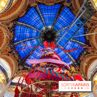 Vitrines et sapin de Noël des Galeries Lafayettes avec Clara Luciani - photos