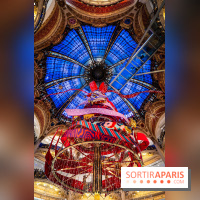 Vitrines et sapin de Noël des Galeries Lafayettes avec Clara Luciani - photos