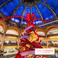Vitrines et sapin de Noël des Galeries Lafayettes avec Clara Luciani - photos
