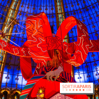 Vitrines et sapin de Noël des Galeries Lafayettes avec Clara Luciani - photos