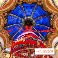 Vitrines et sapin de Noël des Galeries Lafayettes avec Clara Luciani - photos