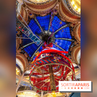 Vitrines et sapin de Noël des Galeries Lafayettes avec Clara Luciani - photos