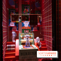 Vitrines et sapin de Noël des Galeries Lafayettes avec Clara Luciani - photos