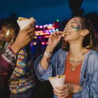 Soirées afterwork années 2000 à l’Hippodrome Paris-Vincennes - iStock 1125678990