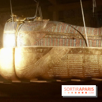 Le sarcophage doré dans sa vitrine - Toutankhamon : son tombeau et ses trésors