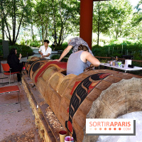 Un mât héraldique installé dans le jardin du musée du Quai Branly