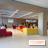 Lobby du cinéma avec canapés colorés et cafétéria