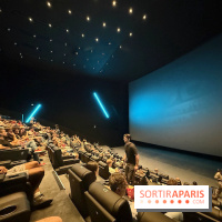 Salle de cinéma moderne, public et écran géant