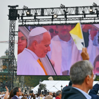 En images : la messe géante sur les Champs-Elysées du Pape Léon XIV
