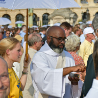 En images : la messe géante sur les Champs-Elysées du Pape Léon XIV