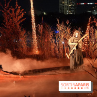 Parc de l'Étrange 2026 : Barque fantôme et musicien encapuchonné dans un paysage nocturne