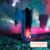 Parc de l'Étrange 2026 : Silhouette drapée et installation lumineuse dans un paysage nocturne