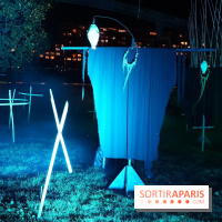 Parc de l'Étrange 2026 : Figure enveloppée dans une tenture bleue au parc nocturne