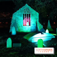 Parc de l'Étrange 2026 : Fenêtre gothique illuminée dans un cimetière nocturne