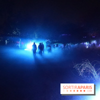 Parc de l'Étrange 2026 : Silhouettes dans un parc nocturne éclairé par des néons bleus