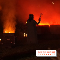 Parc de l'Étrange 2026 : Silhouette en manteau face à un grand brasier nocturne