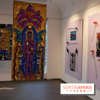 Aux frontières de l'imaginaire : Installations textiles éclatantes et fleurs en sculpture