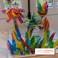 Aux frontières de l'imaginaire : Fleurs et feuilles en rubans plastiques colorés