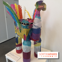 Aux frontières de l'imaginaire : Oiseau de papier multicolore