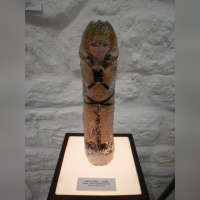 oh my gode! Barbie s'est fait enfermée par Axelle Russo dans un god en verre.. Oops! 