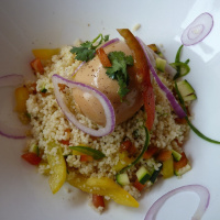 œufs bio cuits mollet puis mariné et semoule en salade