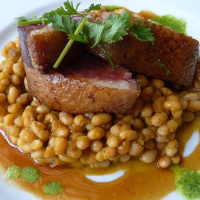 magret rôti aux herbes du maquis et haricots coco au pesto