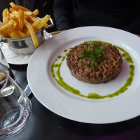 tartare de bœuf cuit au couteau, frites maison de chez Charraire