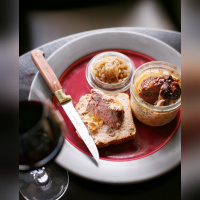 Terrine de campagne maison et sa compotée d'oignons à la myrte