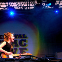 Lisa Portelli sur le Parvis de l'Hôtel de Ville pour le Festival Fnac Live 2011 