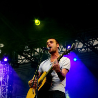 Cyril Mokaiesh sur le Parvis de l'Hôtel de Ville - Festival Fnac Live