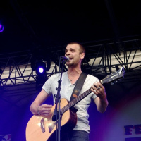 Cyril Mokaiesh sur le Parvis de l'Hôtel de Ville - Festival Fnac Live