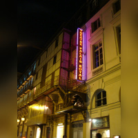 Vue sur le théâtre du Palais Royal depuis la terrasse du restaurant Baan Kanya