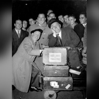 Laurel et Hardy accueillis par Joseph Clerico et Pierre Louis Guérin Gare du Nord, De gauche : droite Stan Laurel, Oliver Hardy, Joseph Clerico, Pierre Louis Guérin