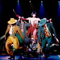 Lido Normandie, Danseuse en costume ensorceleuse descendant escalier