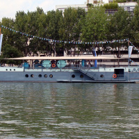 La péniche sur l'eau à Paris Plage La Villette