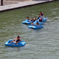 Le canal et ses pédalos à Paris Plage La Villette