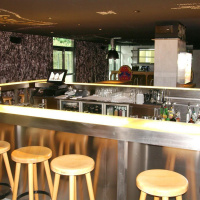 Bar et tabourets en bois 2