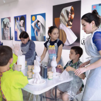 Ateliers de Paint Pouring à la galerie Goldshteyn-Saatort, à deux pas du Louvre - notre test