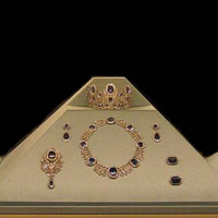 Cambriolage au Louvre : que sait-on des bijoux impériaux dérobés ce dimanche ?