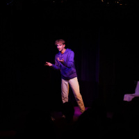 Allié.e.s et plus si affinités : le seul en scène de Valentin Lacouture au théâtre Le Bout