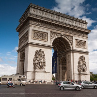 L’Arc de Triomphe : une vue imprenable aux pieds des Champs-Elysées