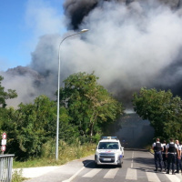 [En direct] un violent incendie fait rage dans un entrepôt de Meaux