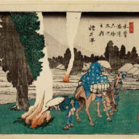 Utagawa Hiroshige Hommes allumant leur pipe devant le mont Asama Série des Soixante-neuf étapes du Kisokaid?, 1838-1842, nishiki-e (estampe à partir d’une gravure colorée) : papier, encre, pigments, dim. max. 25,3 x 35,7 cm. Museum Volkenkunde, Leiden/Musée national d’Ethnologie, Leyde, inv. 2751-19 © Museum Volkenkunde, Leiden/Musée national d’Ethnologie, Leyde