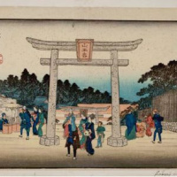 Utagawa Hiroshige Porte d'entrée du sanctuaire de Sann? à Nagatababa Série des Lieux célèbres de la capitale de l'Est, 1832-1835, nishiki-e (estampe à partir d’une gravure colorée) : papier, encre, pigments, dim. max. : 24,7 x 37 cm. Museum Volkenkunde, Leiden/Musée national d’Ethnologie, Leyde, inv. 1353-398 © Museum Volkenkunde, Leiden/Musée national d’Ethnologie, Leyde